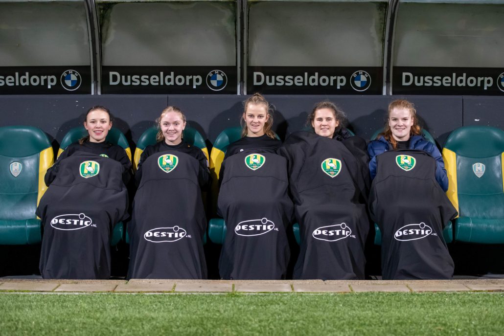 2022 01 21 ADO Den Haag - PEC Zwolle-1 Winactie Belieff dug-out dekens 2022