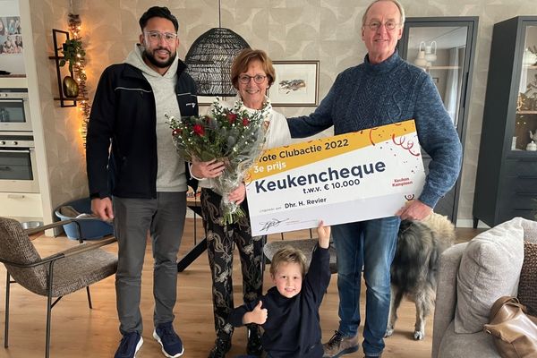 Winnaars keukencheque 600x400 Meneer en mevrouw Revier ontvangen de Keuken Kampioen cheque uit handen van Otis Lalihatu, copywriter bij de Grote Clubactie