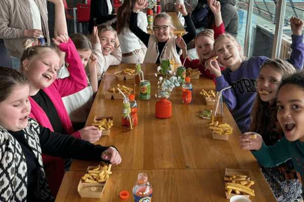 Teamuitje bij KDO Handbal De toppers van de E2 mochten een lekker frietje eten in de kantine