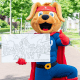 Cluppie trots op de foto met zijn kleurplaat. Geef kleur aan Cluppie en stuur je creatie op naar ons!