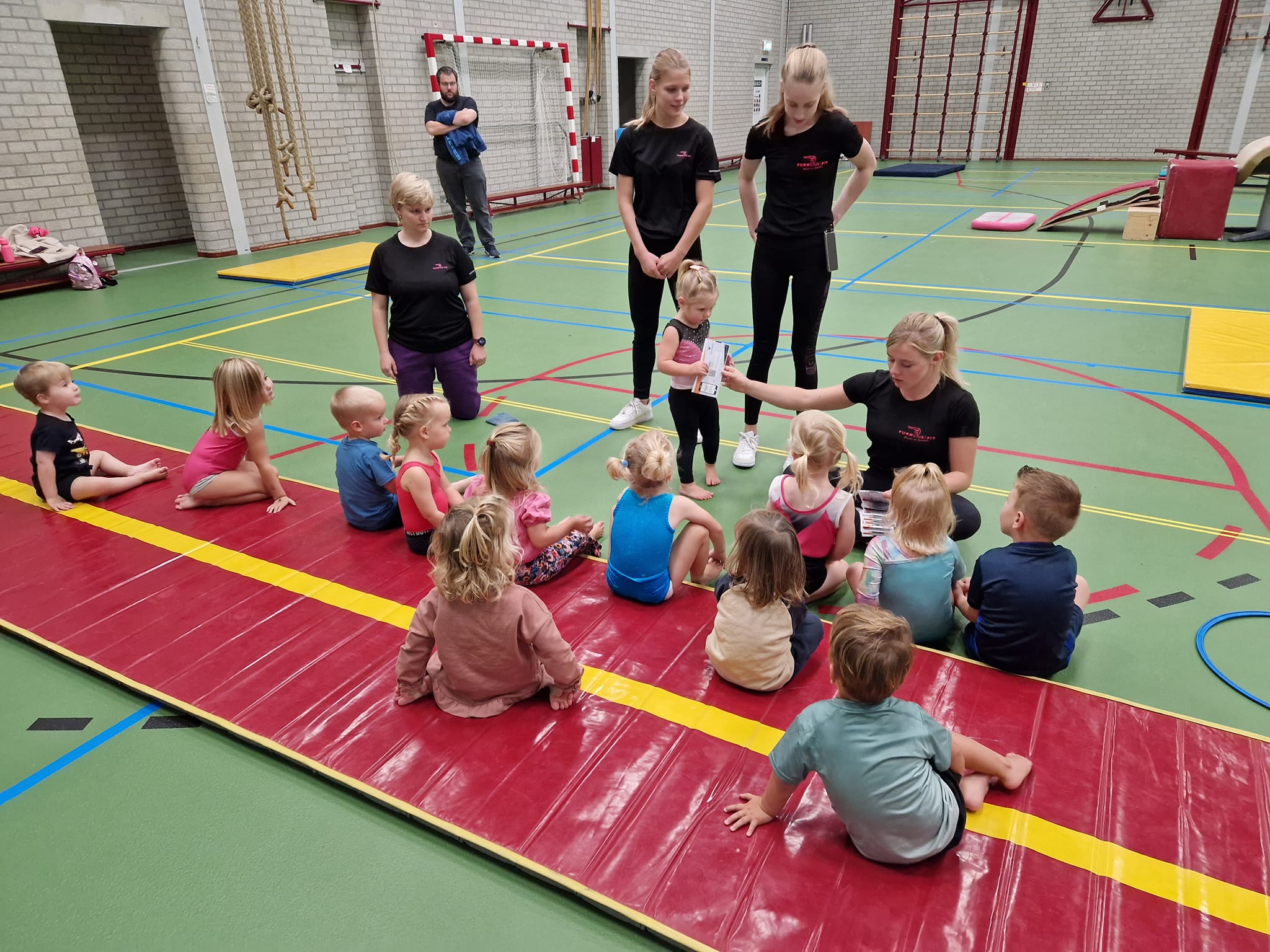 Turnclub PiT - boekjes uitdelen
