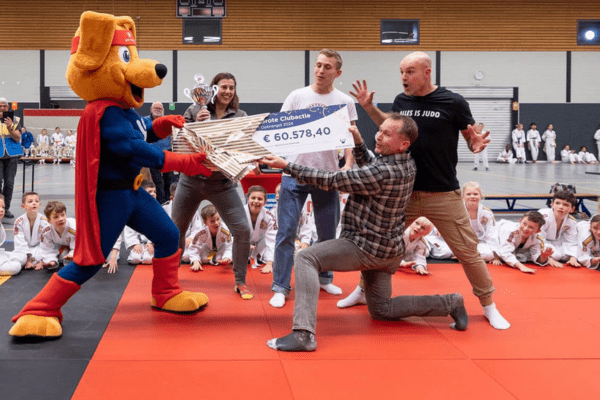 Opbrengstcheque sportschool geelhoed