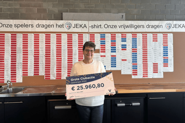 Trotse vrijwilliger Loes met de opbrengstcheque van haar vereniging