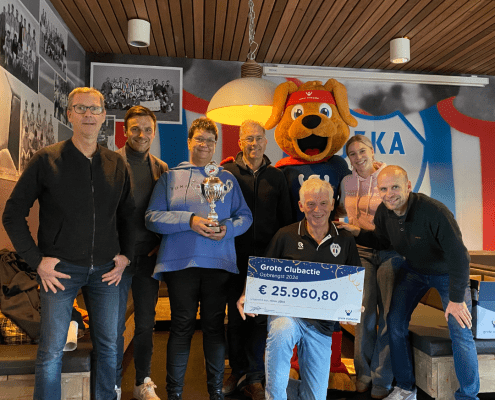 Cluppie bij Jeka met cheque 2