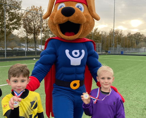 Cluppie bij Jeka met trotse jeugdleden