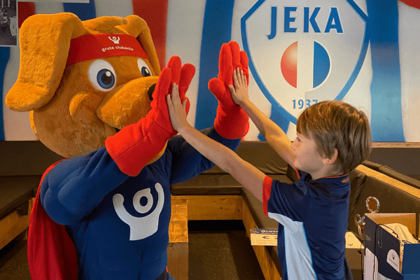 Cluppie high five bij JEKA