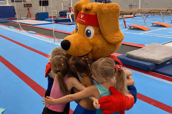 Cluppie knuffel met Hazenkamp jeugdleden