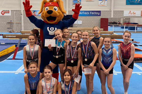 Cluppie met jeugdleden juichen Hazenkamp Gymsports