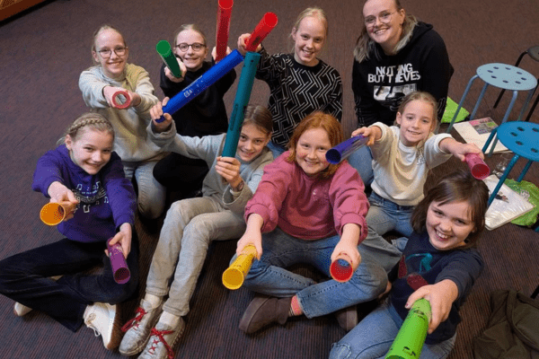 Kinderkoor Eigenwijs met nieuwe materialen Kinderkoor Eigenwijs met hun nieuwe muziekmaterialen!