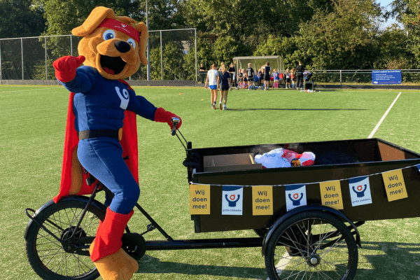 Cluppie op de bakfiets van HC Schiedam