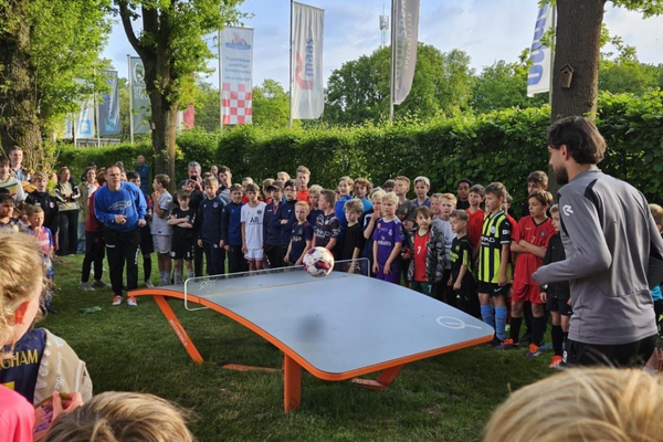 Oefenen bij de teqball tafel