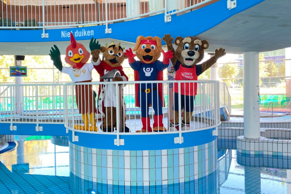 Cluppie en zijn mascottevrienden Cluppie met z'n mascottevrienden bij recreatiebad Stappegoor