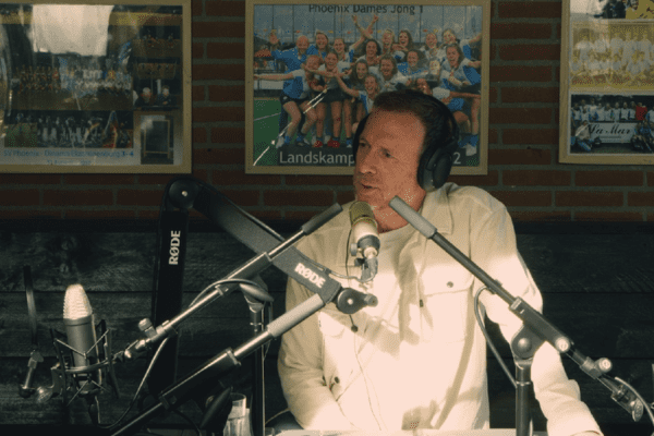 Jochem van Gelder in gesprek bij hockeyclub Phoenix De Grote Clubcast: De kracht van de club bij SV Phoenix In een reeks van 4 afleveringen gaat de Grote Clubactie op bezoek bij verenigingen. Ambassadeurs Jochem van Gelder en Stan van den Dobbelsteen gaan in gesprek met bestuurders, vrijwilligers en leden. Ook schuift directeur Frank Molkenboer van de Grote Clubactie aan.