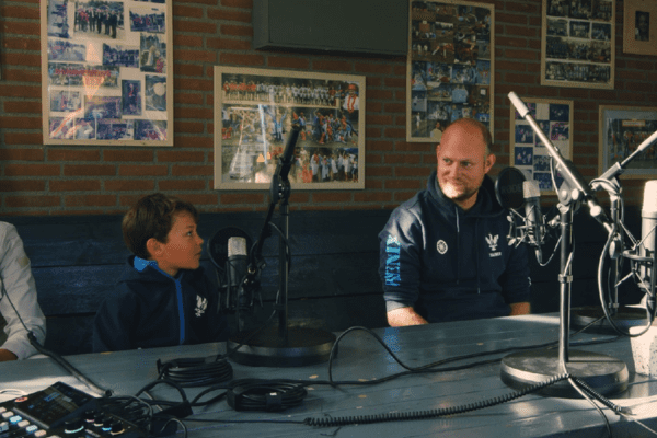 Aan tafel bij hockeyclub Phoenix De Grote Clubcast: De kracht van de club bij SV Phoenix In een reeks van 4 afleveringen gaat de Grote Clubactie op bezoek bij verenigingen. Ambassadeurs Jochem van Gelder en Stan van den Dobbelsteen gaan in gesprek met bestuurders, vrijwilligers en leden. Ook schuift directeur Frank Molkenboer van de Grote Clubactie aan.