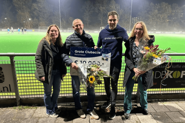 De familie uit Heerenveen met de tweede prijs van de Grote Clubactie 2025