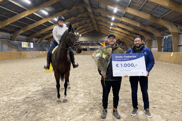 Foto met cheque voor de lotenkoper