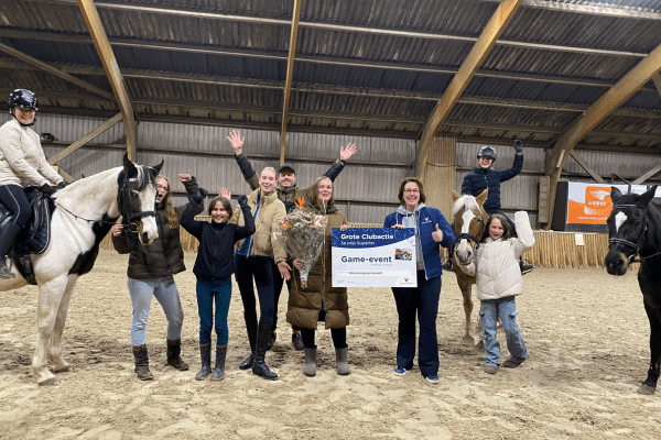 Foto met cheque voor de vereniging