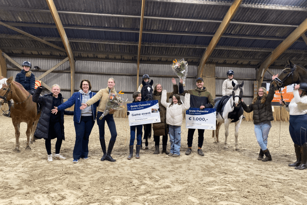 Totaalfoto met beide cheques