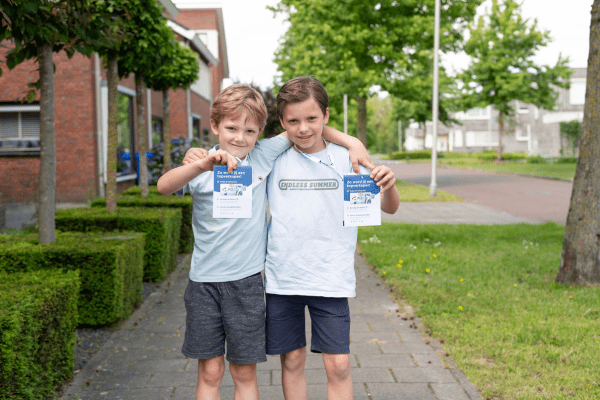 Lotenverkopers met verkoopkaart Trotse lotenverkopers met de verkoopkaart.