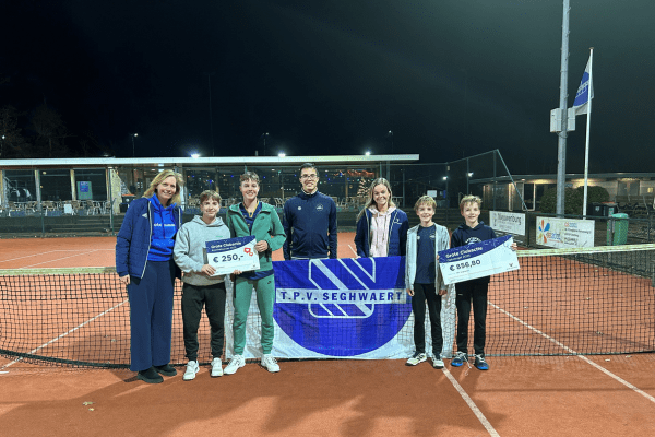 TPV Seghwaert De opbrengstfoto met de vier-het-succes-cheque bij TPV Seghwaert