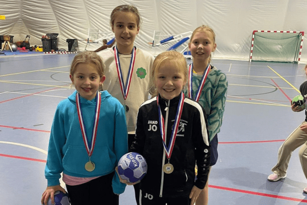 Blije jeugdleden met de Grote Clubactie medaille om hun nek!