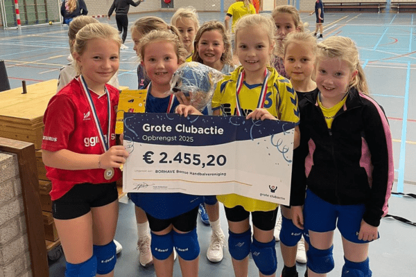 Trotse jeugdleden van Borhave met de opbrengstcheque van hun Grote Clubactie