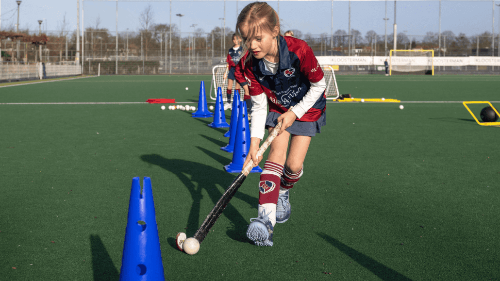 Slalommen tussen de nieuwe trainingsmaterialen bij hockeyclub Naarden