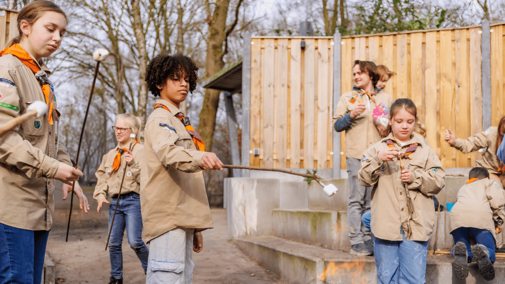 De marshmallows verwarmen in de nieuwe kampvuurkuil!