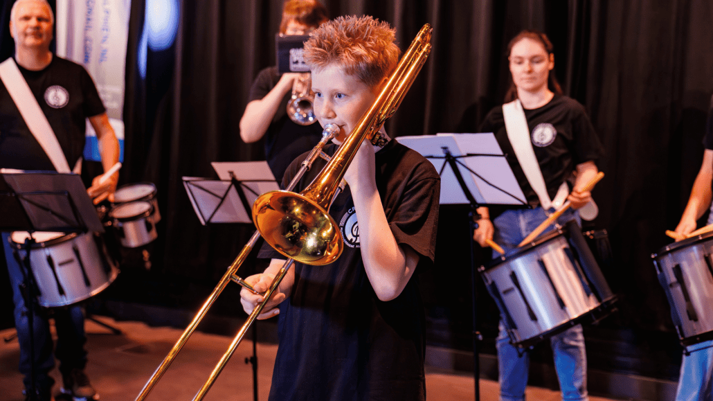De nieuwe instrumenten testen! De noten zijn weer zuiver dankzij nieuwe instrumenten bij muziekvereniging Crescendo