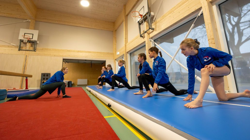 Goed opletten bij de training van trainer Quinty Leden krijgen training van trainer Quinty