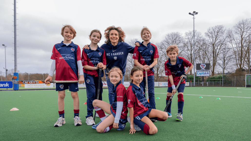 Groepsfoto met jeugdleden bij hockeyclub Naarden