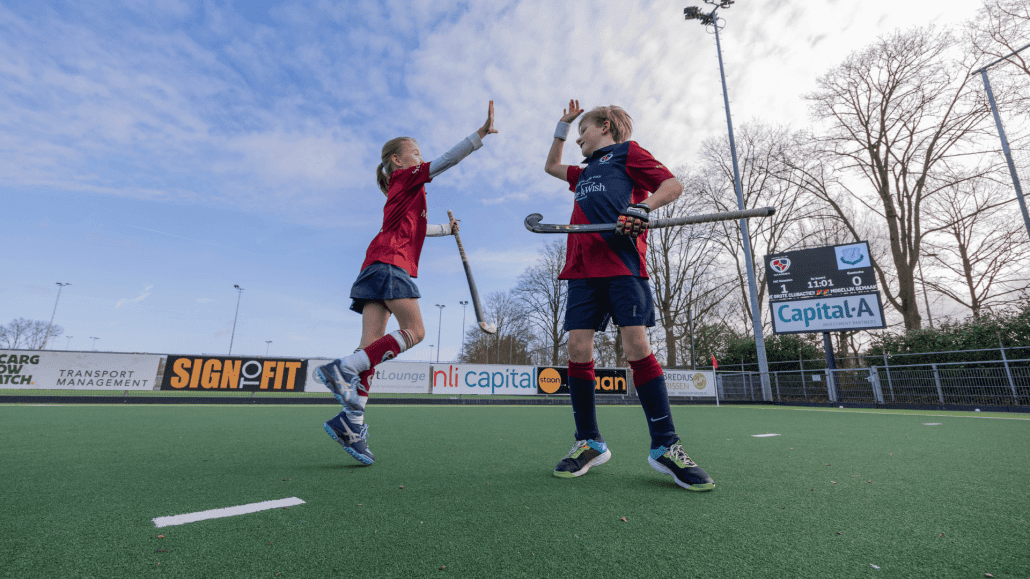 High five na een mooi doelpunt