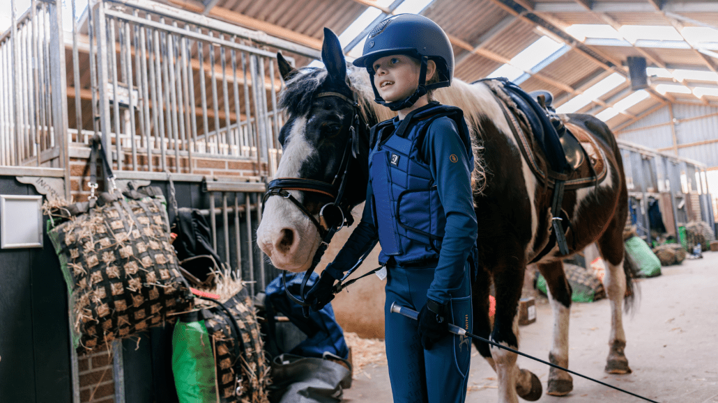 Jeugdlid met pony bij Ruitervereniging Rozenburg
