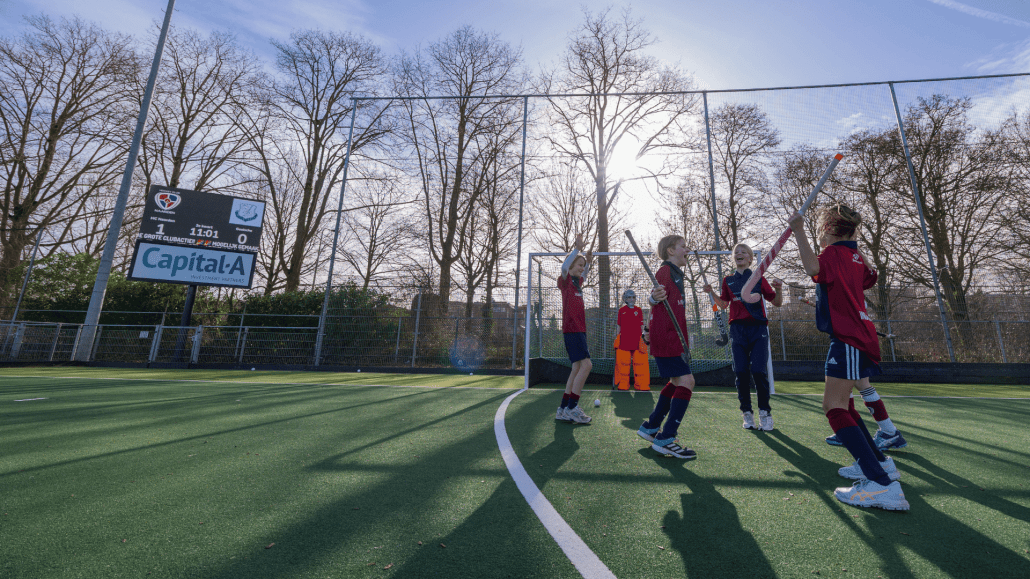 Juichen na een doelpunt. En het is gelijk te zien op het scorebord!