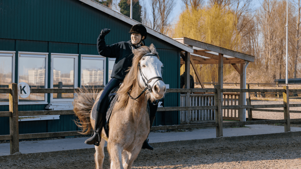 Juichend op het paard bij Ruitervereniging Rozenburg