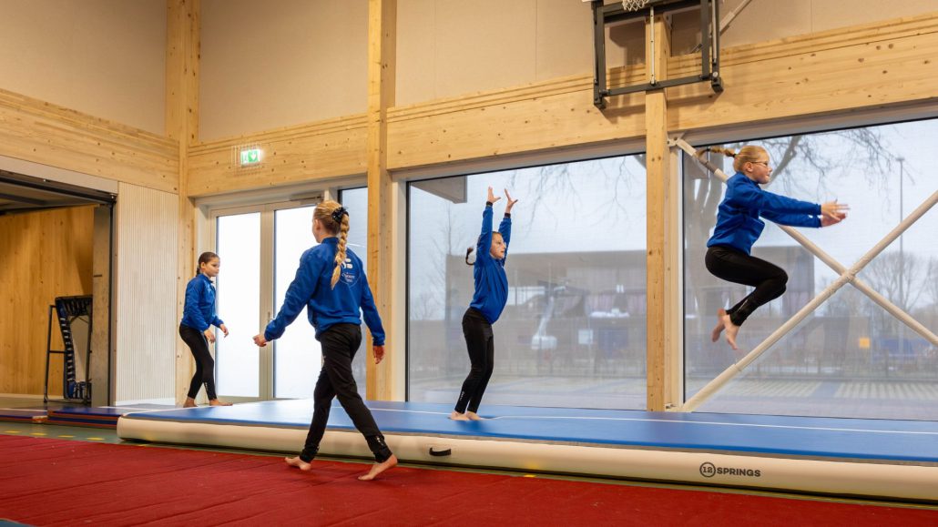 Leden trainen op de nieuwe airtrack! Leden trainen met plezier en enthousiasme op de gloednieuwe airtrack