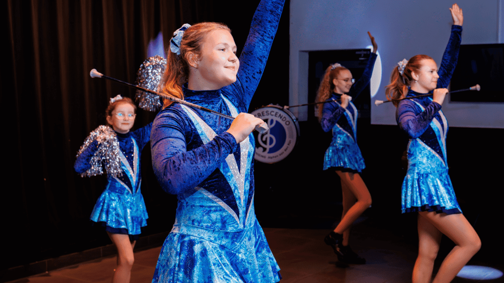 Leden van Crescendo schitteren in nieuwe uniformen! Kijk de leden eens stralen in de nieuw aangeschafte kleding