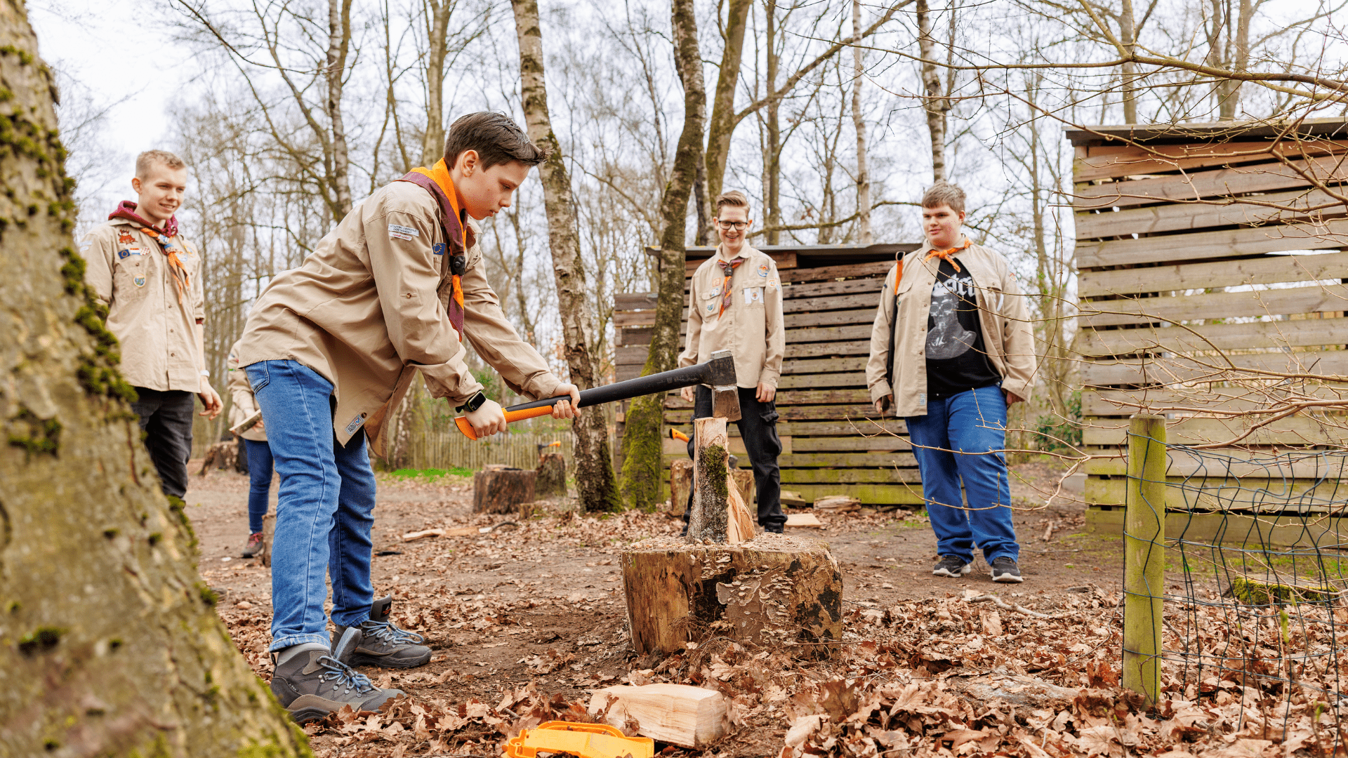 Samen hout sprokkelen voor de nieuwe kampvuurkuil