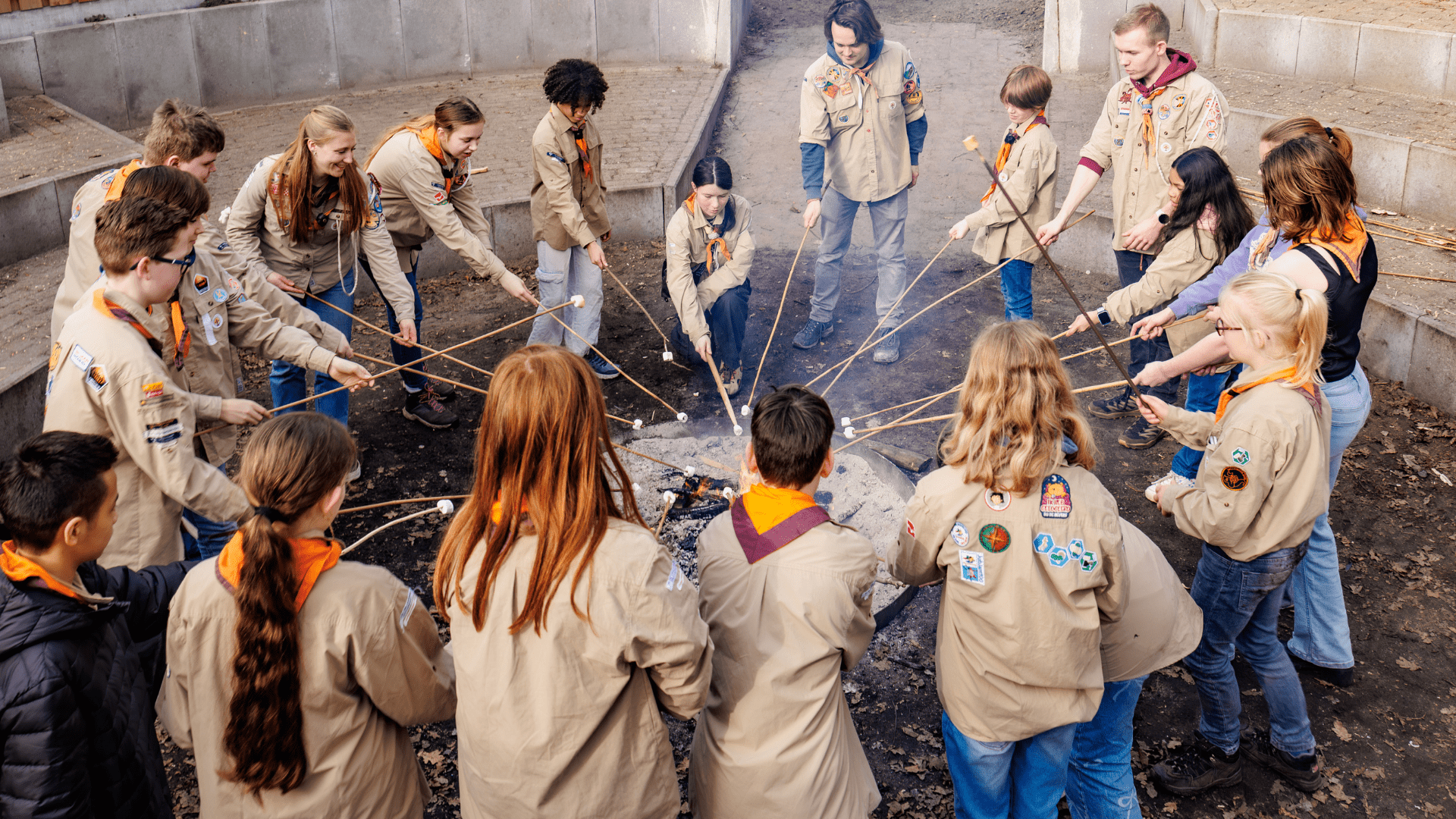 Samen rondom de nieuwe kampvuurkuil!