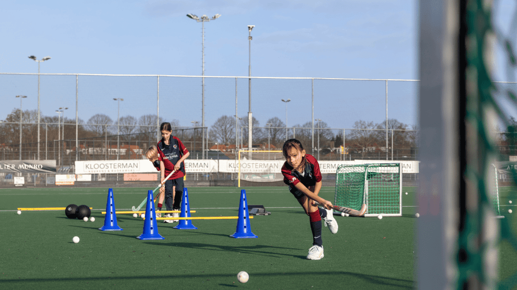 Trainen met de nieuwe materialen bij hockeyclub Naarden