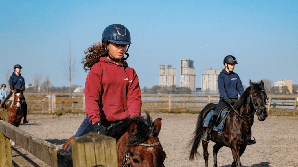Trainen op de nieuwe zadels! Actiefoto op het paard tijdens de training bij Ruiterverening Rozenburg
