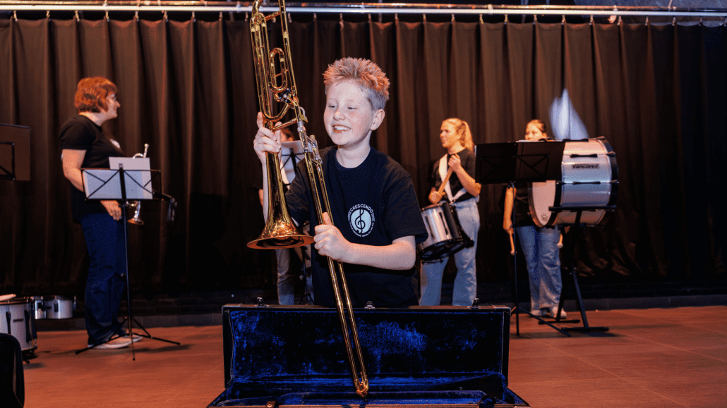 Trots jeudlid met een nieuw instrument Kijk 'm eens blij zijn met het nieuwe materiaal, met dank aan hun eigen inzet tijdens de Grote Clubactie