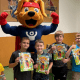 Cluppie deelde zijn doeboeken uit tijdens zijn bezoek aan TTV Waalwijk